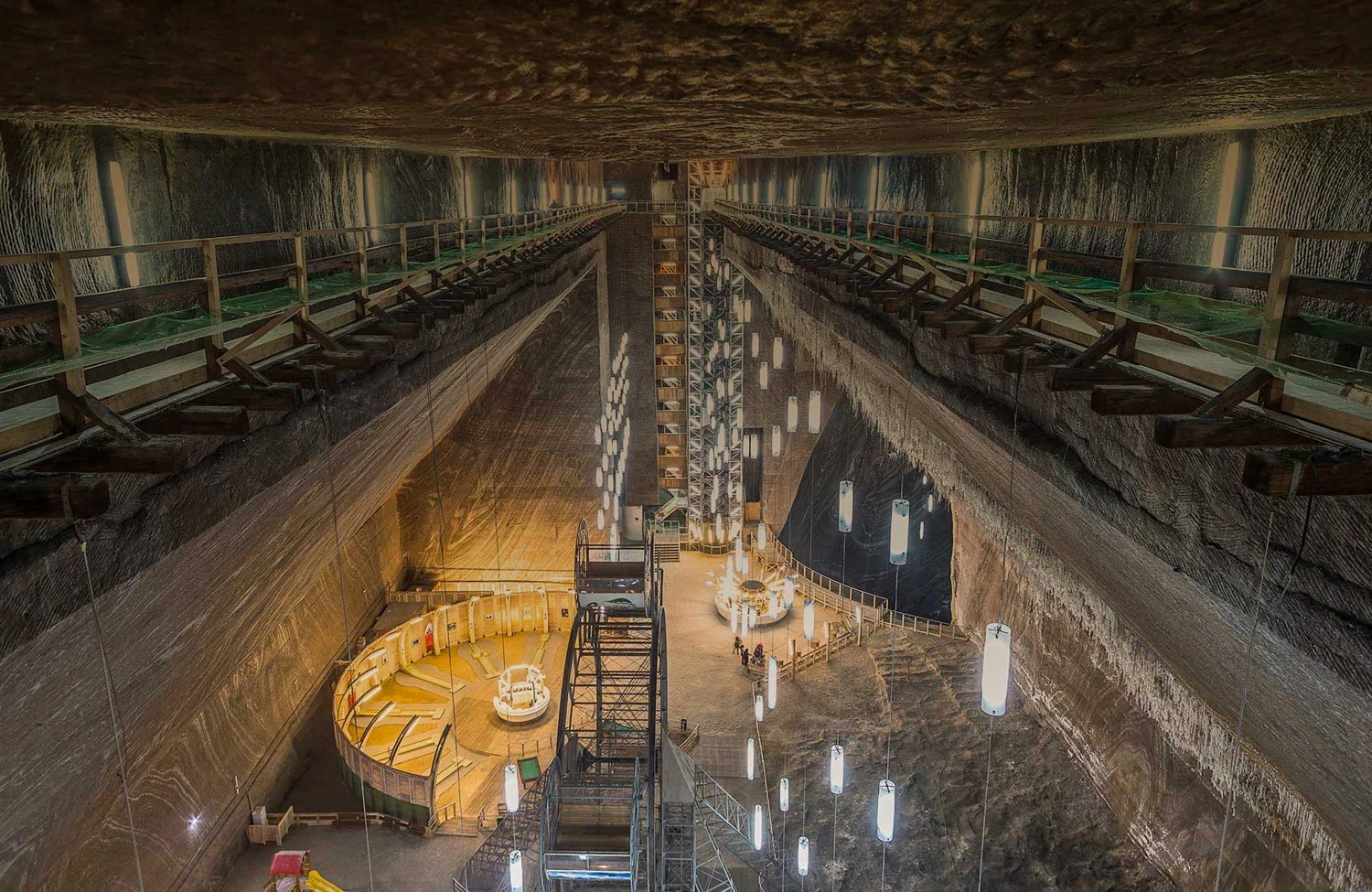 O altă lume, sub pământ. Salina Turda, idee de escapadă pentru o zi diferită
